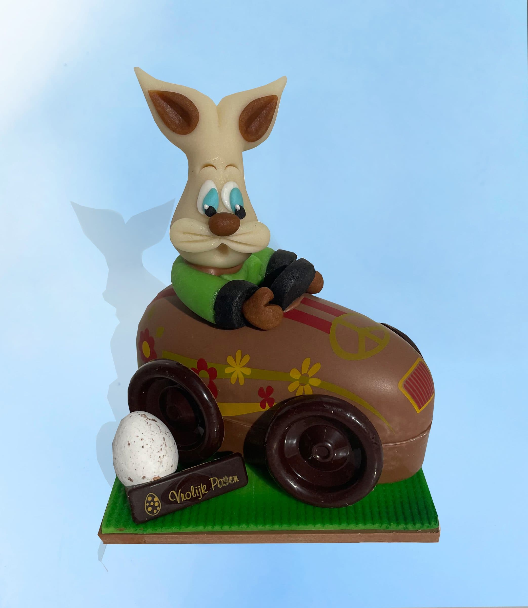 Paashaas in een chocolade auto