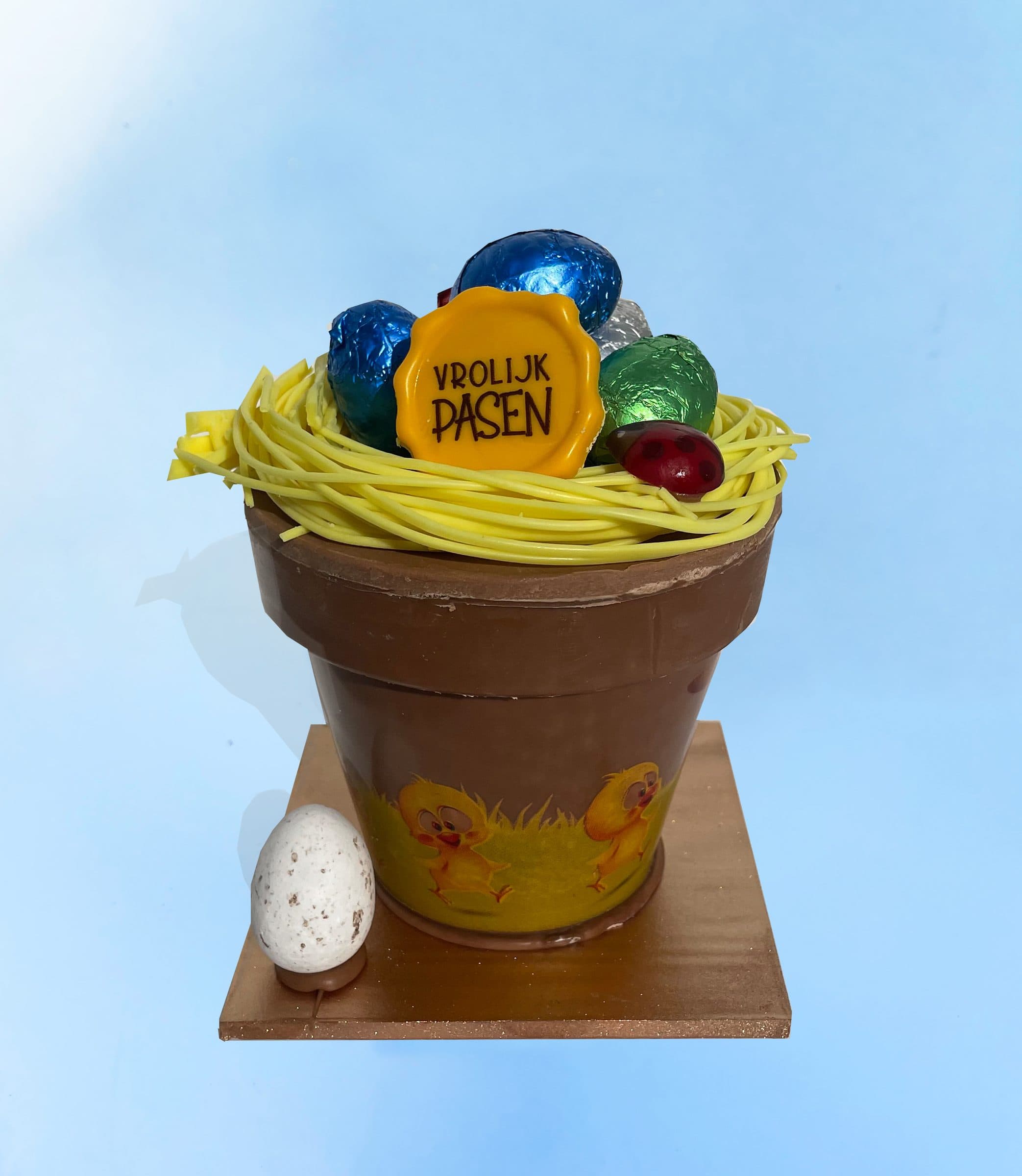 Bloempotje in melkchocolade met paaseitjes