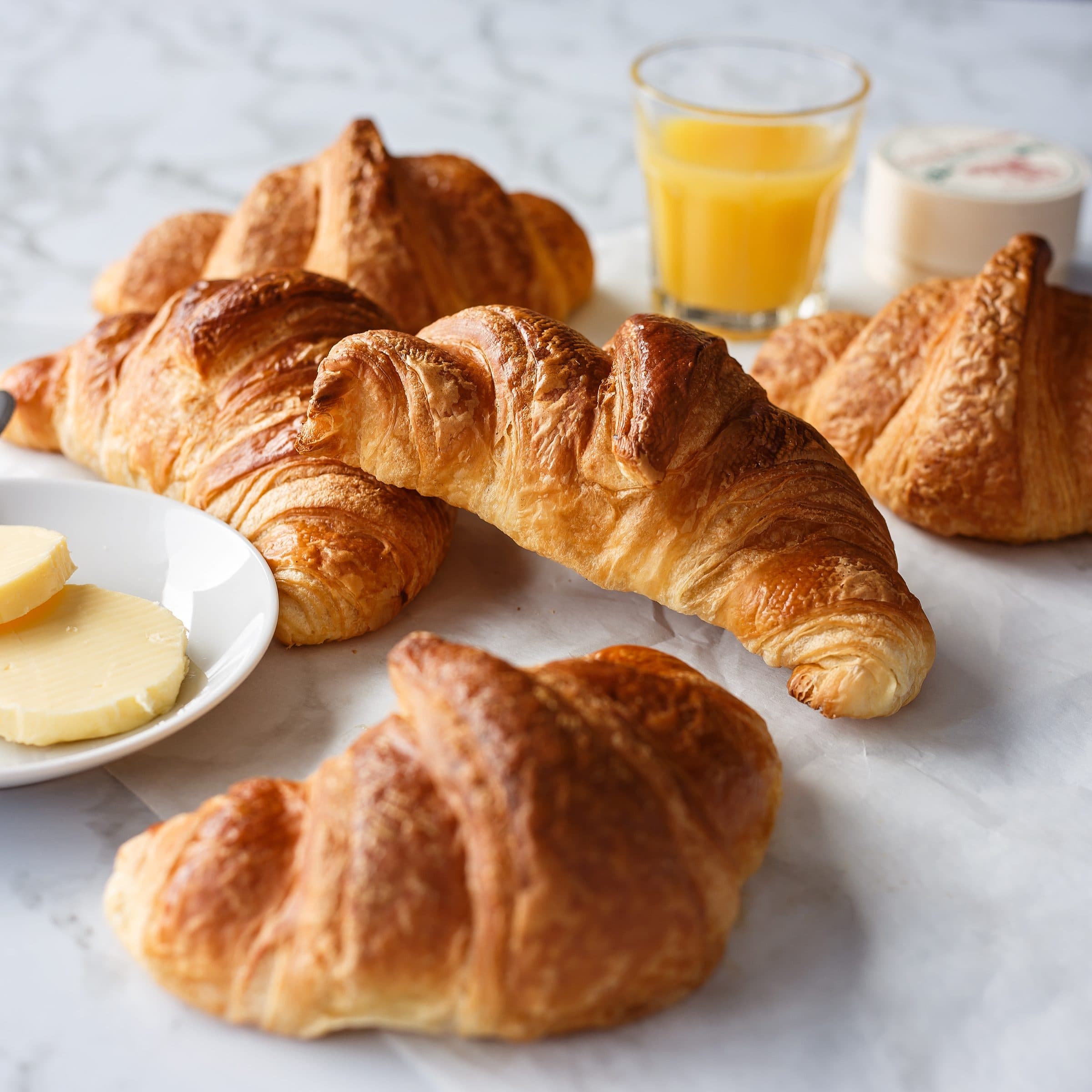 Croissants met boter en fruitsap