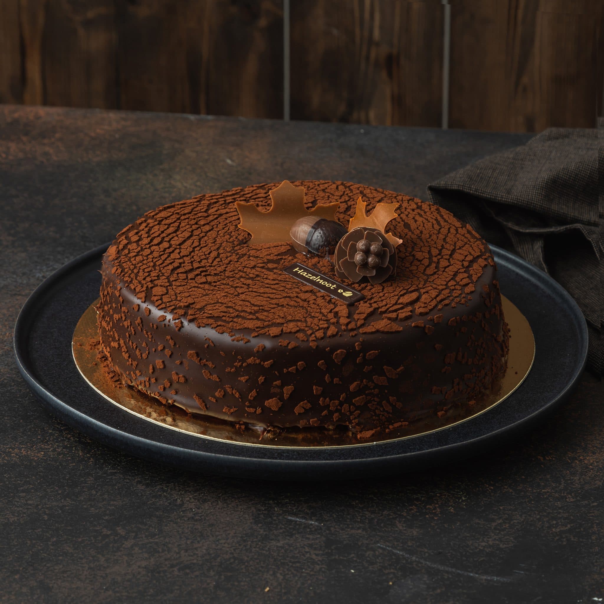 Chocoladetaart op een donker bord