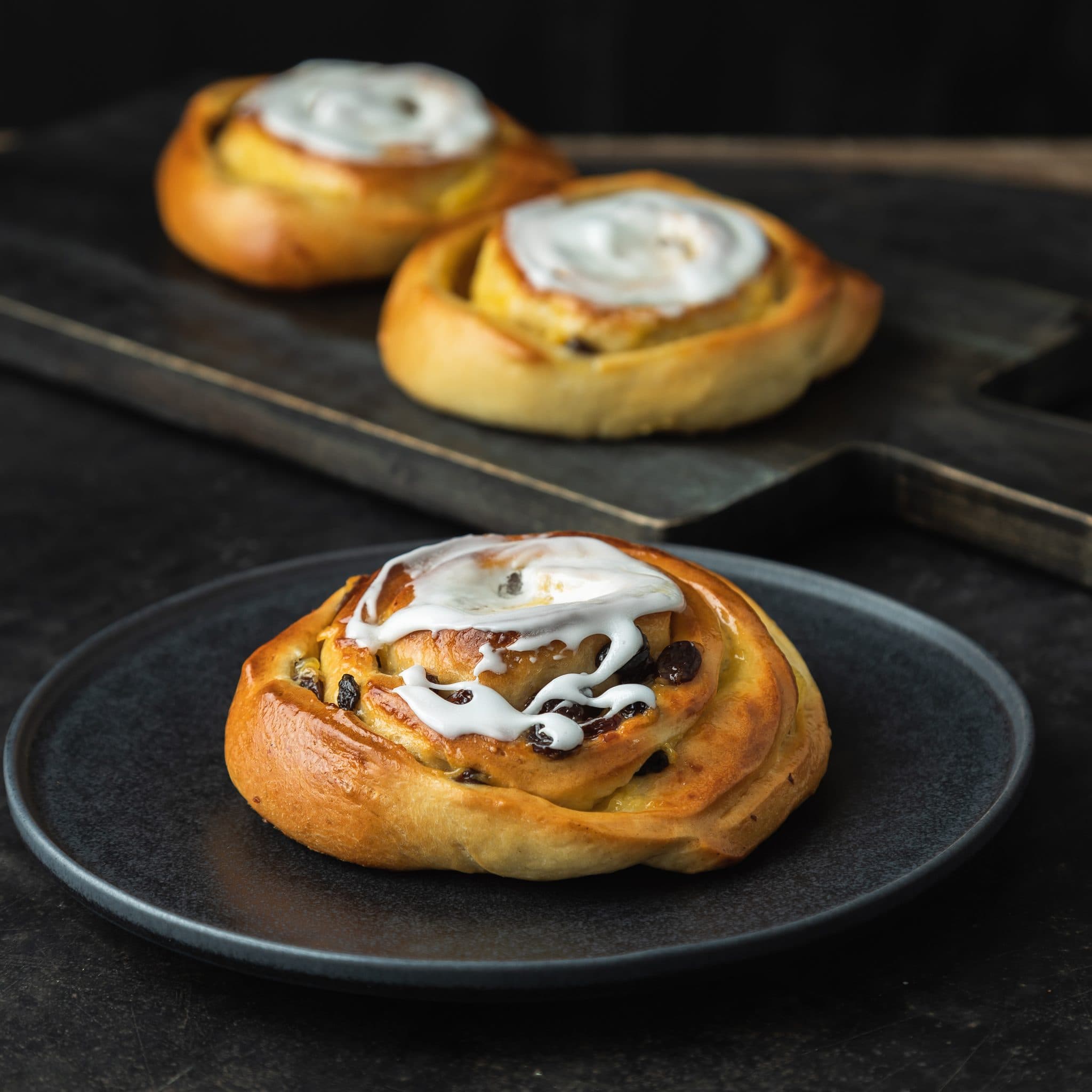 Brioches met rozijnen en glazuur