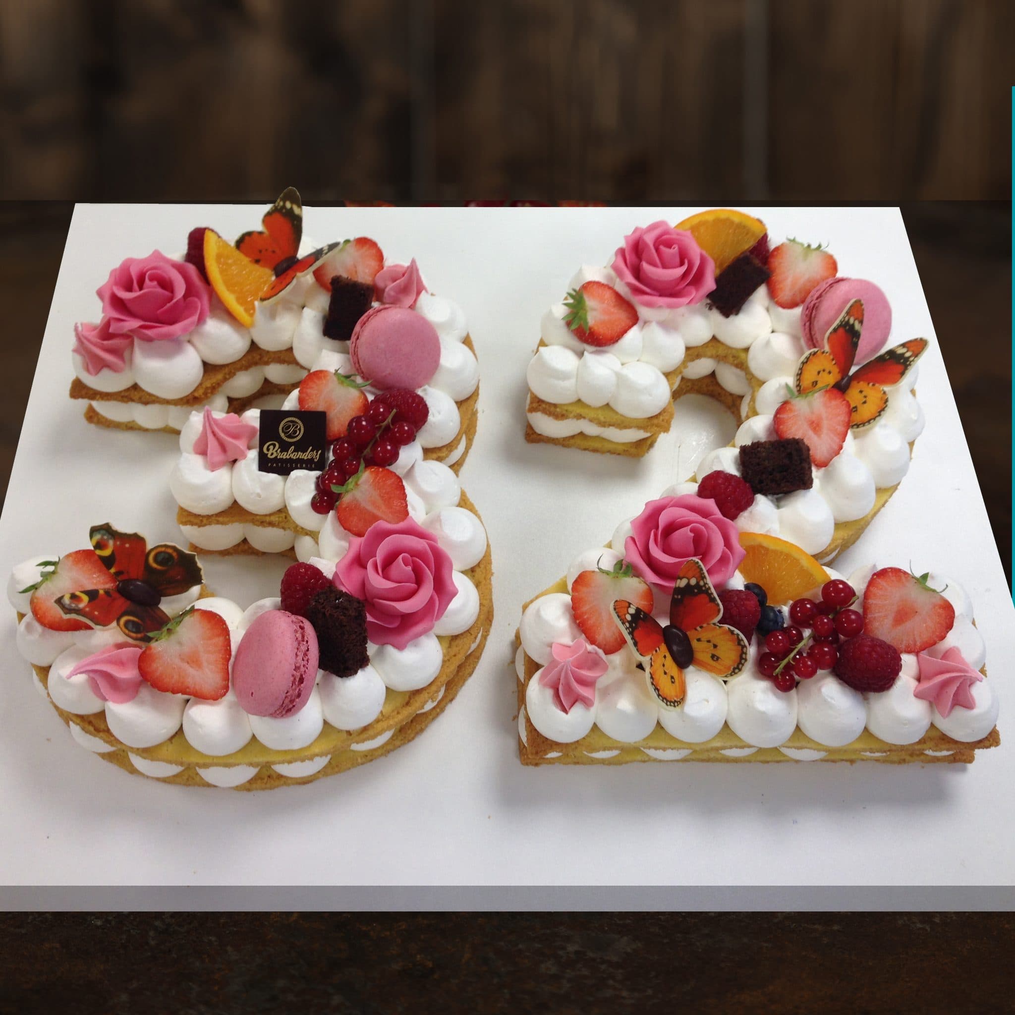Cijfertaart 32 met rozen en macarons
