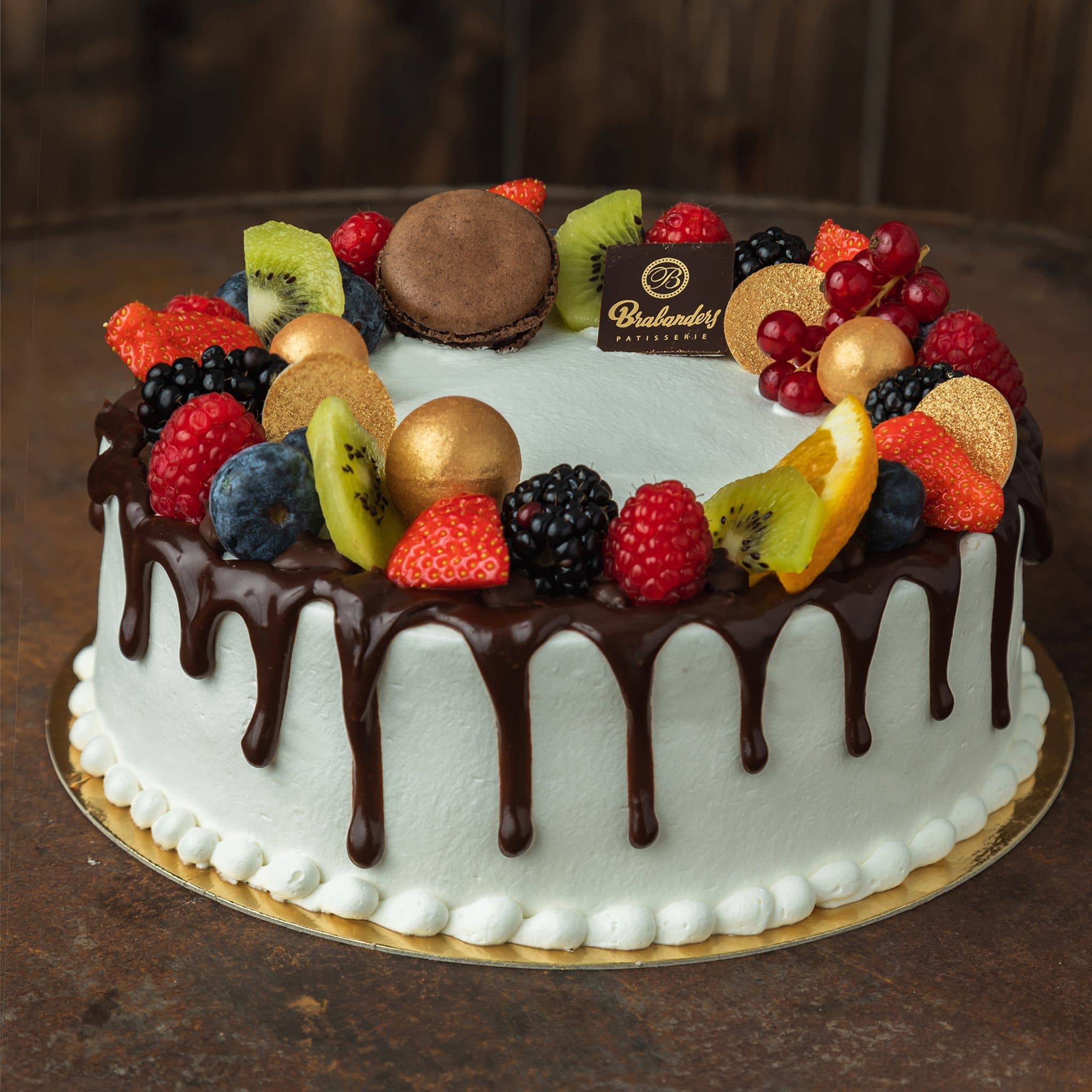 Dripcake met fruit en chocoladedruppels