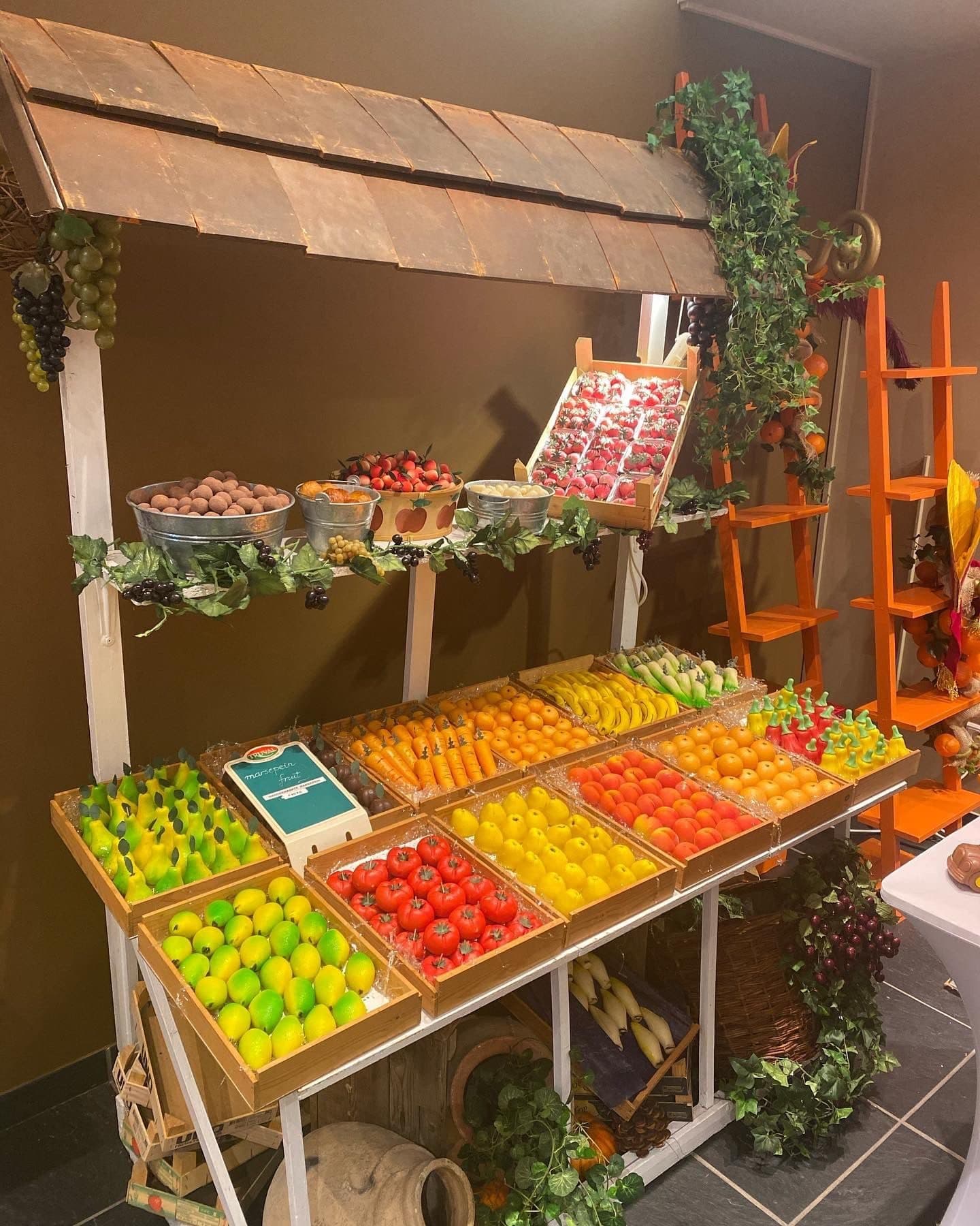 Etalage met fruit in marsepein
