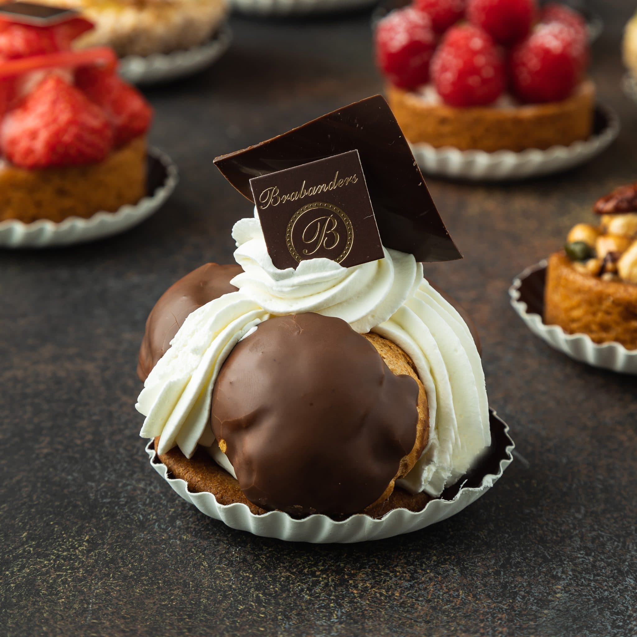Saint-Honoré met slagroom en chocolade