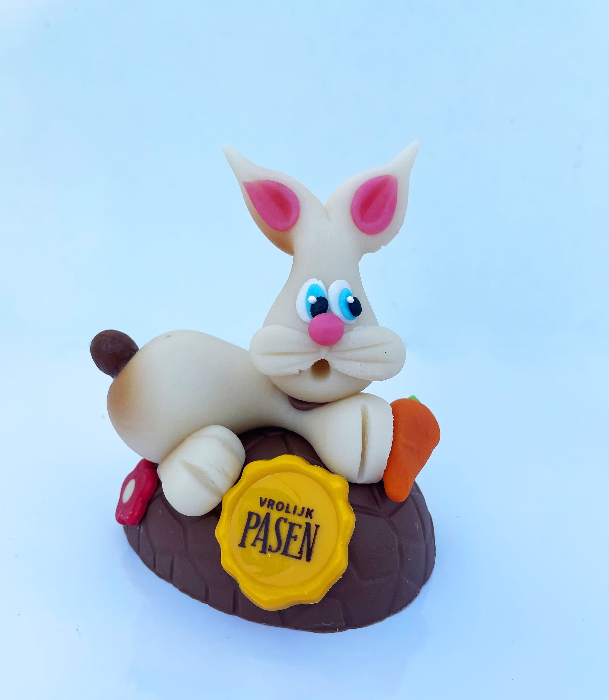 Konijn op een chocolade ei