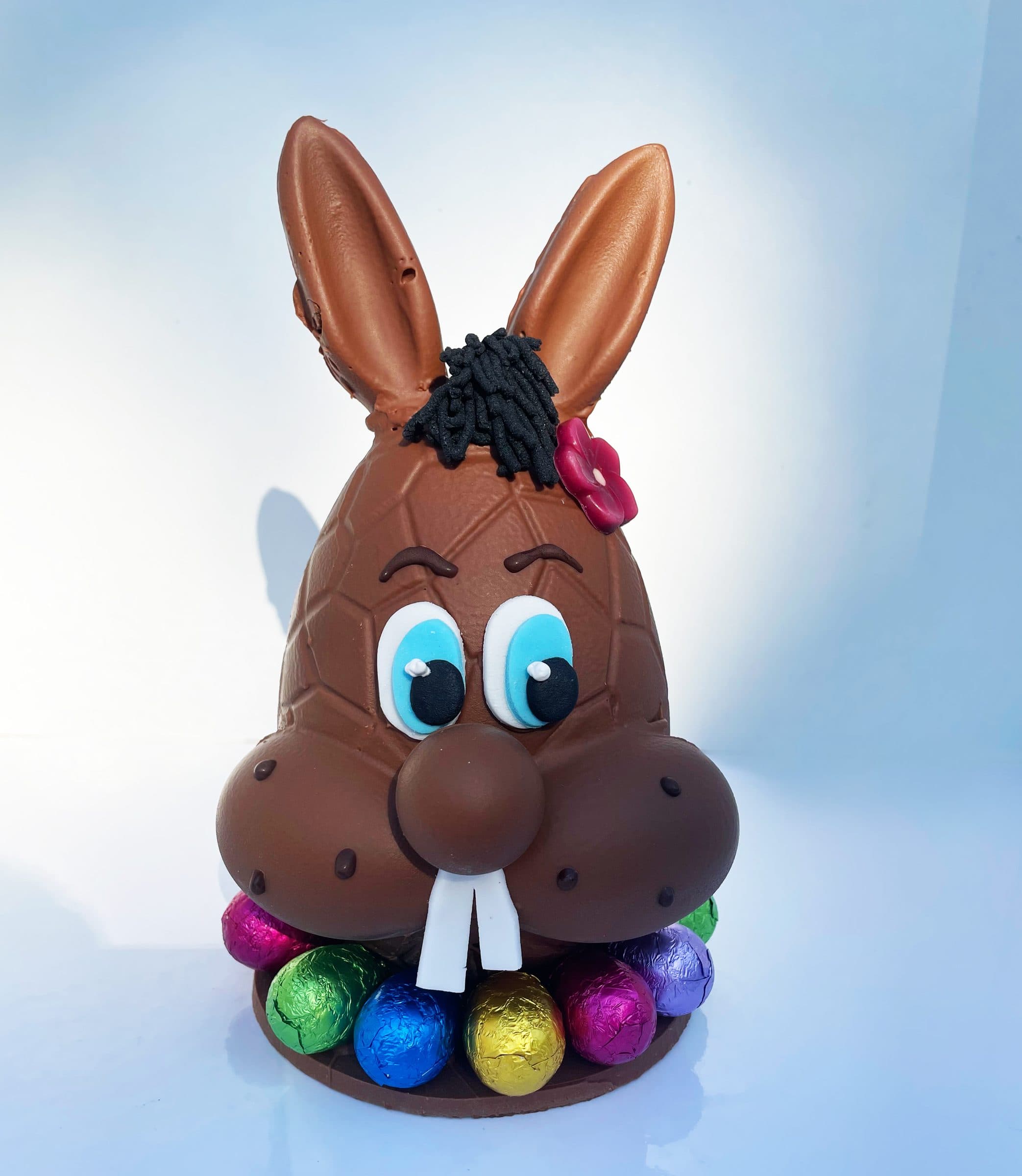 Haas in melkchocolade met paaseitjes