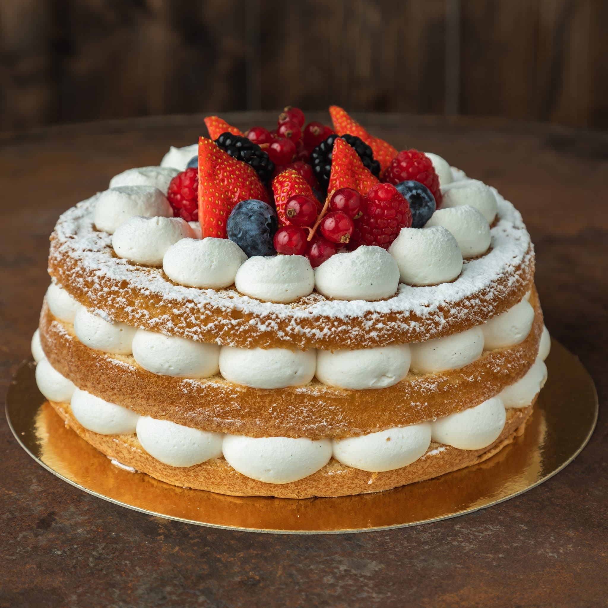 Naked cake met slagroom en rode vruchten