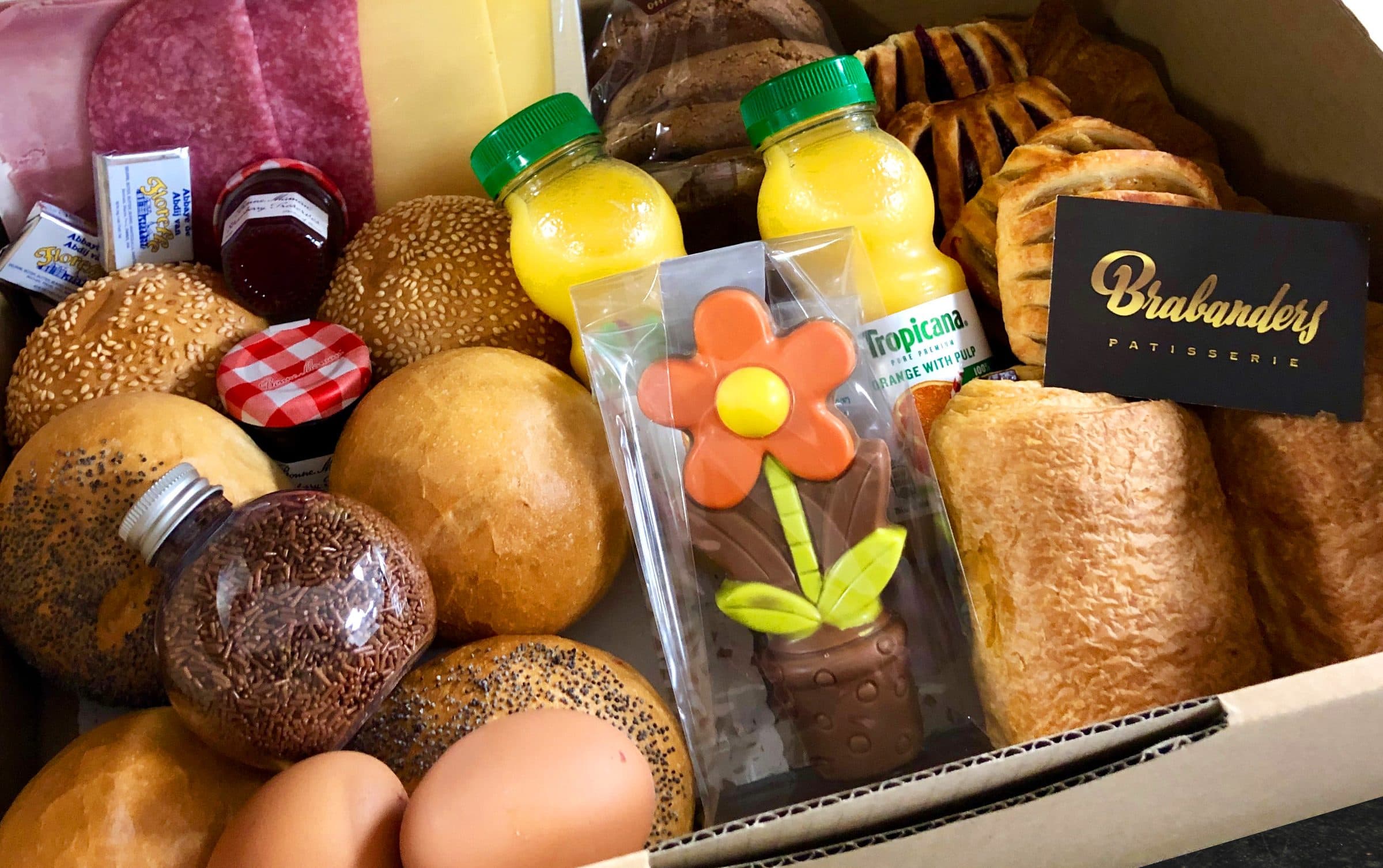 Ontbijtbox met broodjes, koeken, fruitsap en chocolade
