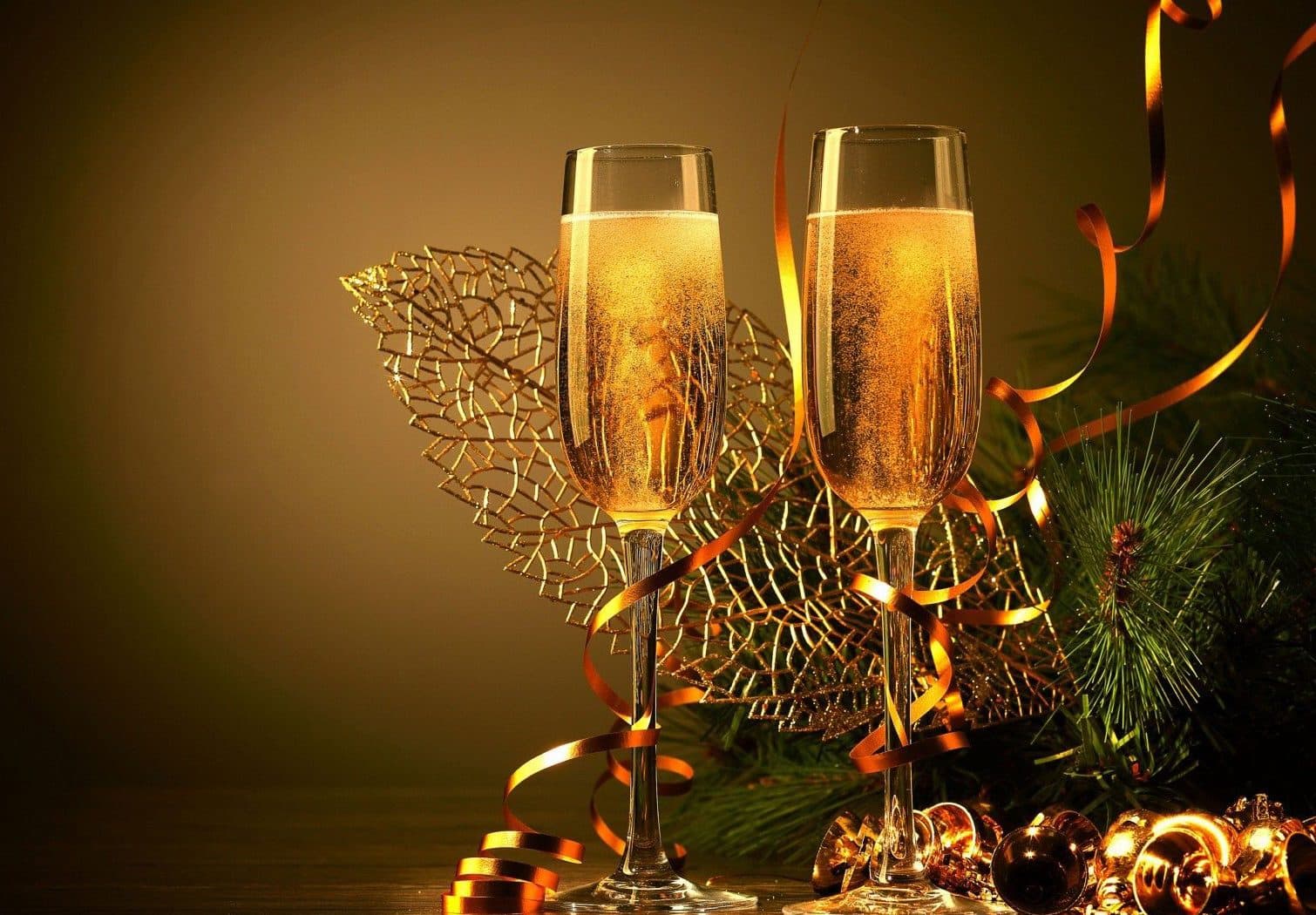 Twee glazen bubbels met feestelijke decoratie