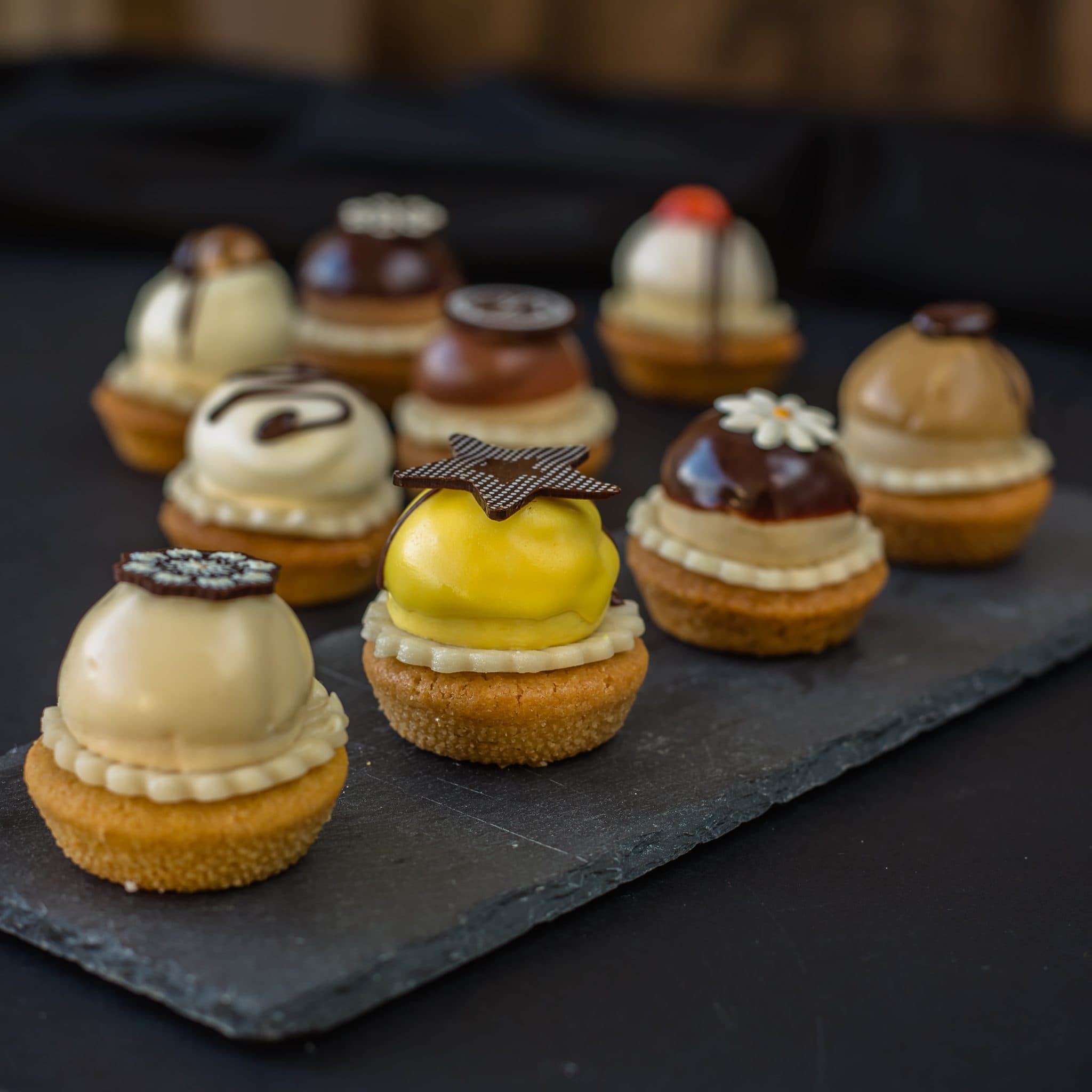 Petitfours op een leisteen