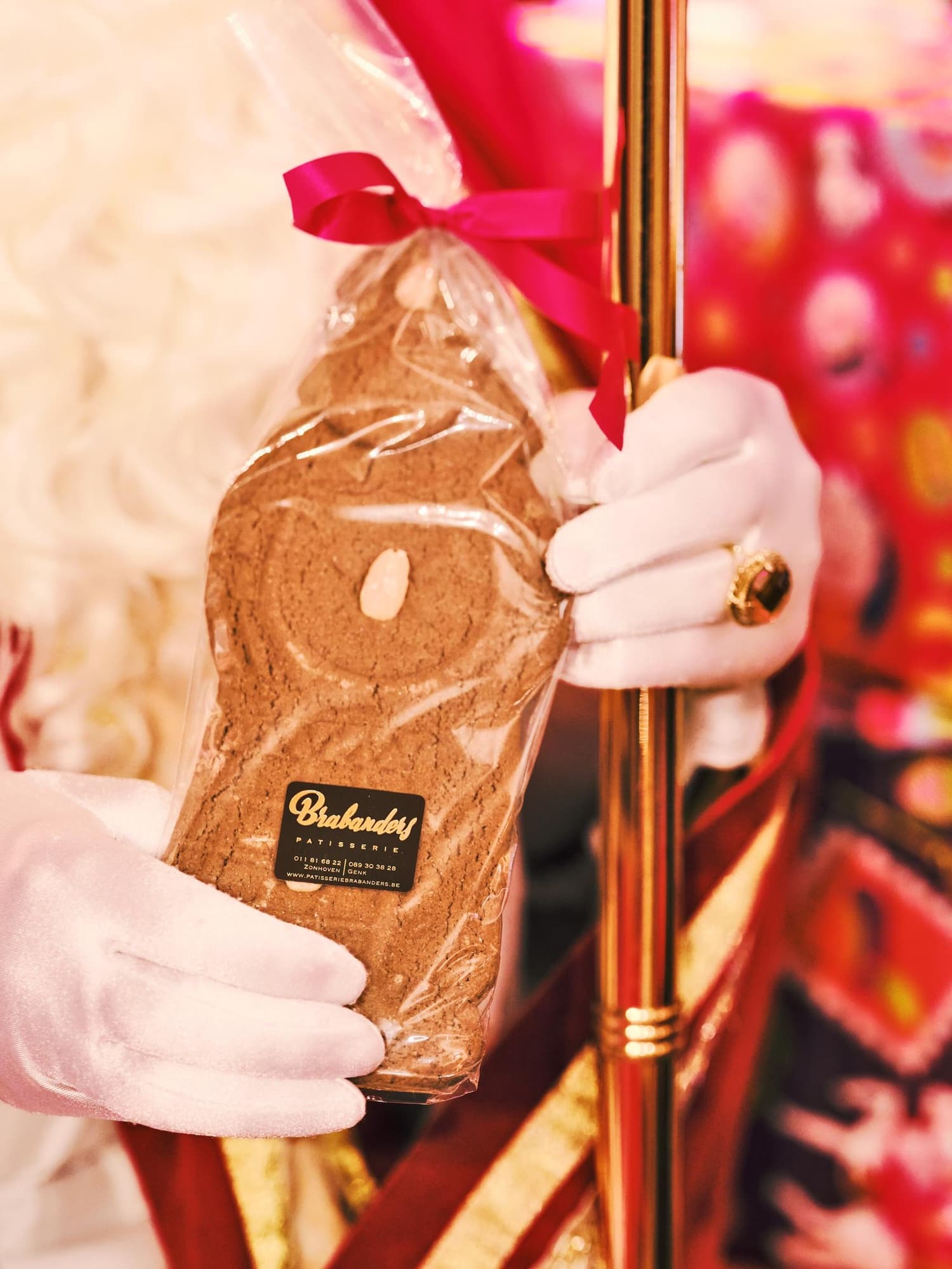 Sinterklaas met een speculaaspop van Brabanders
