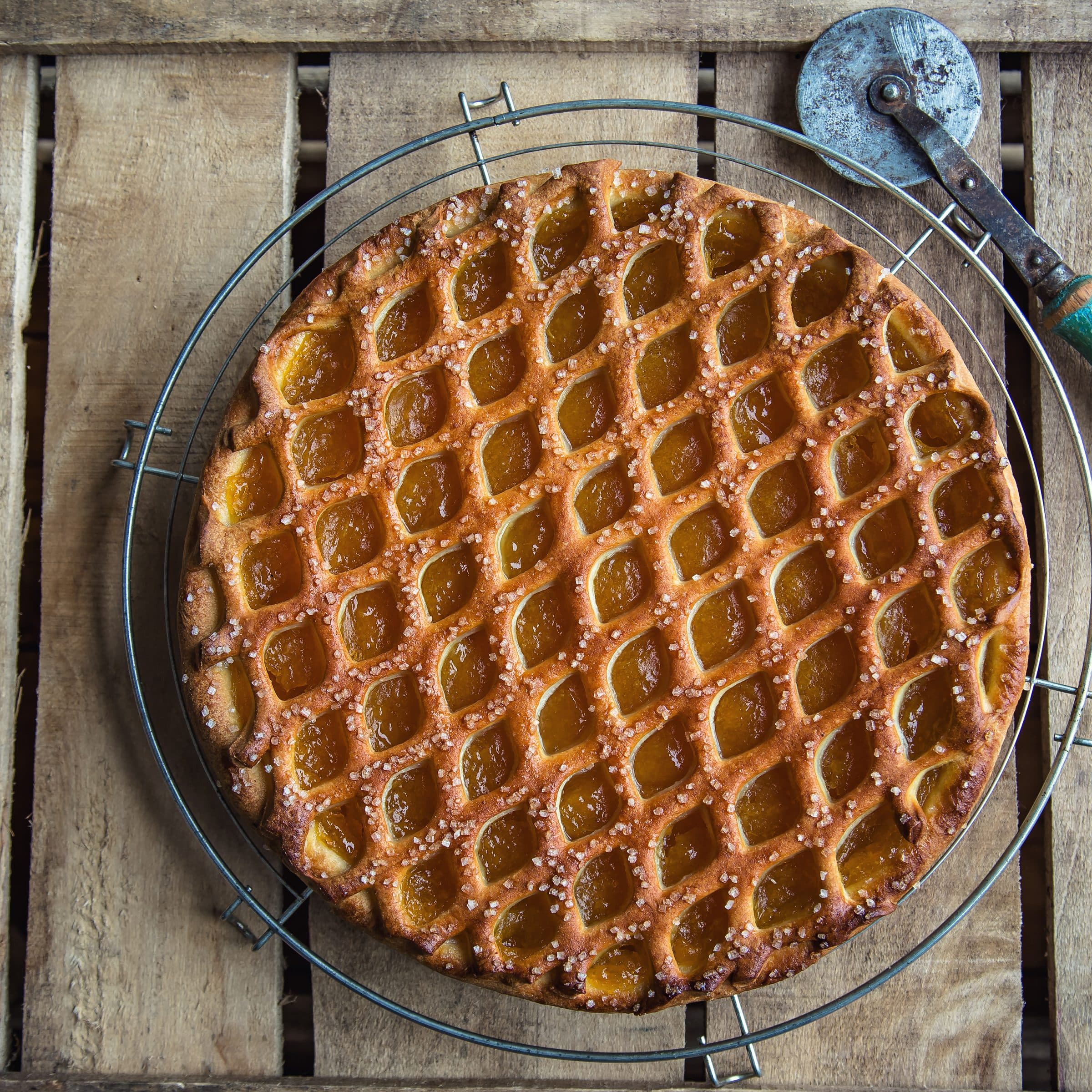 Abrikozenvlaai met roosterpatroon