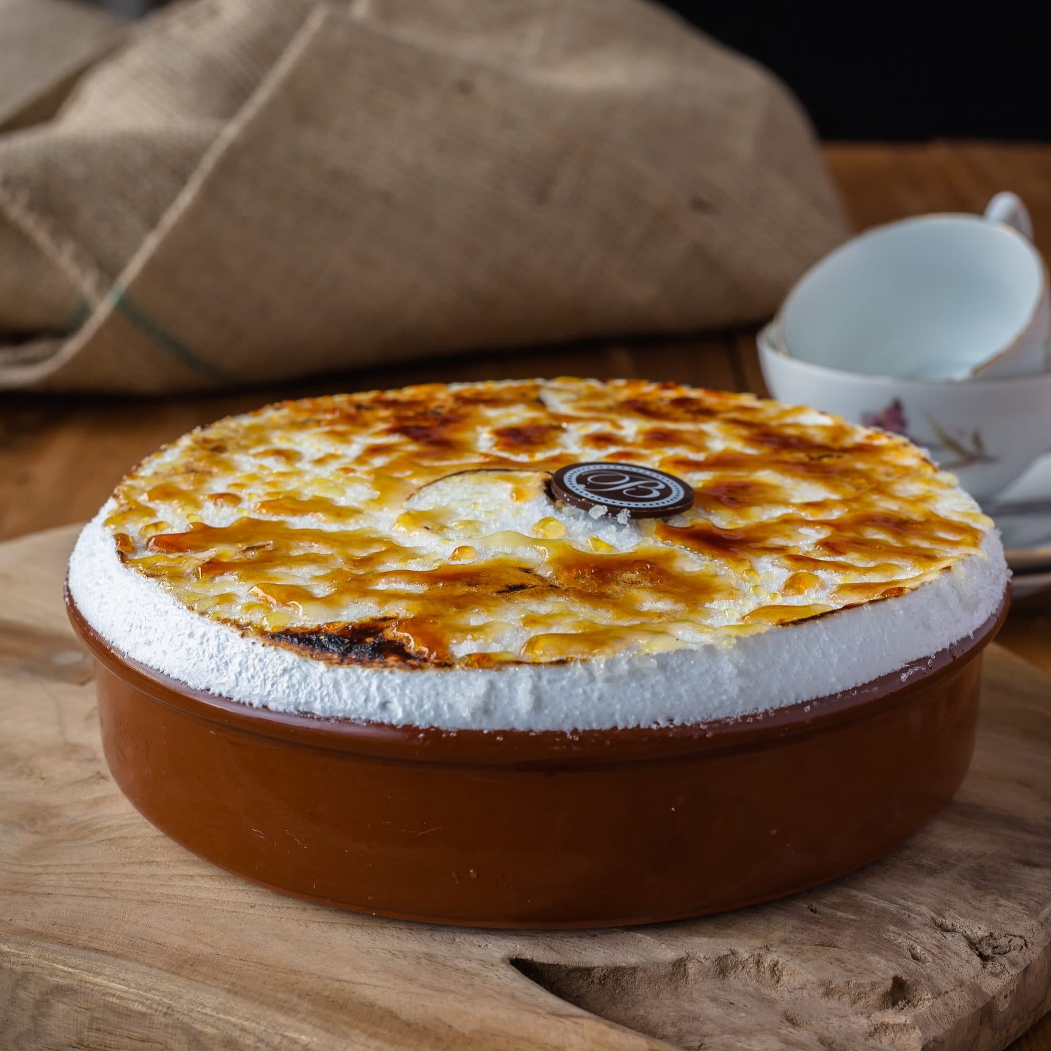 Dessert in een aardewerk schaal