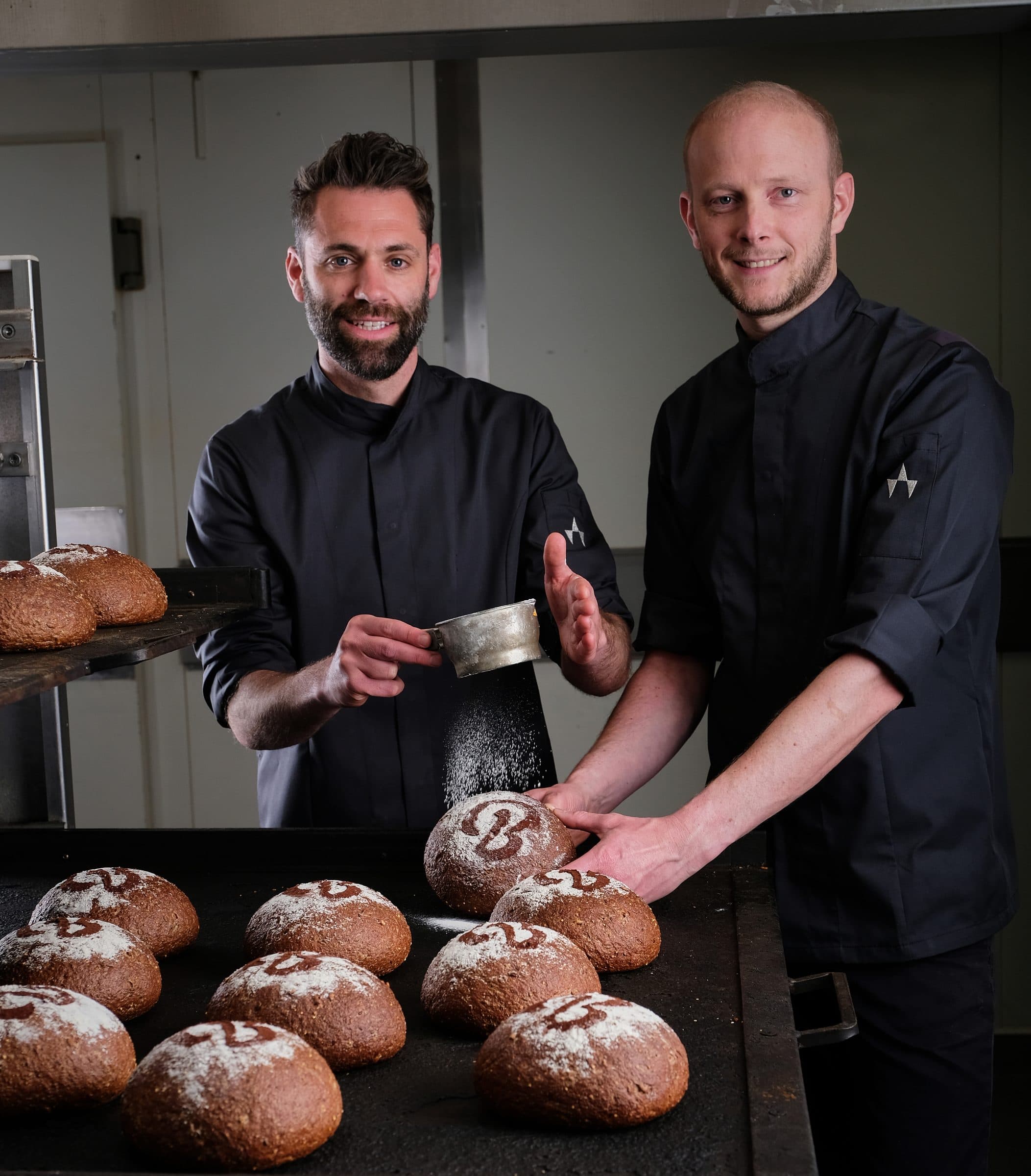 Dimitri Aarts en Yves Aerts in het atelier met vers gebakken broden