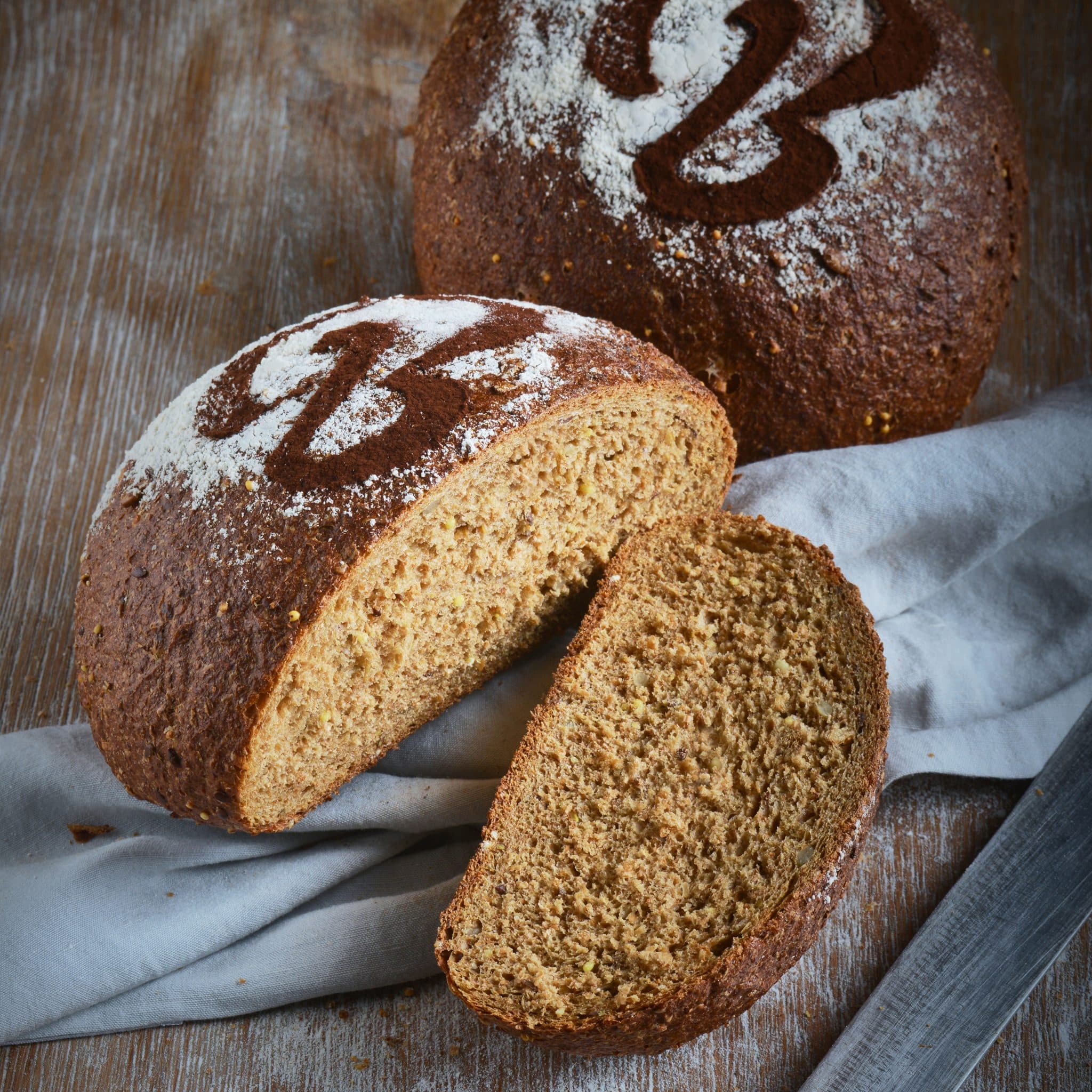 Brabanders oerbrood met een B in bloem