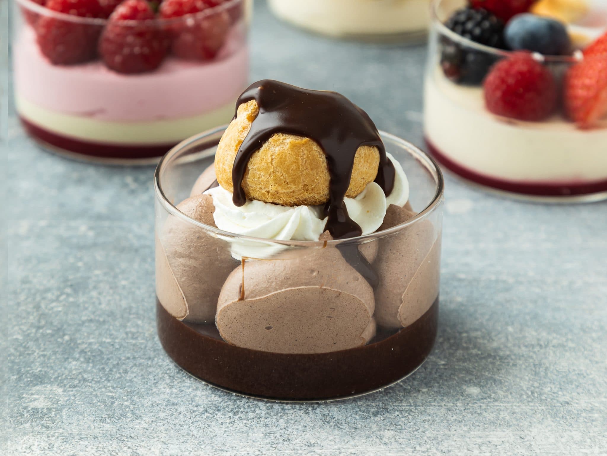 Chocolademousse in een glaasje met een soesje