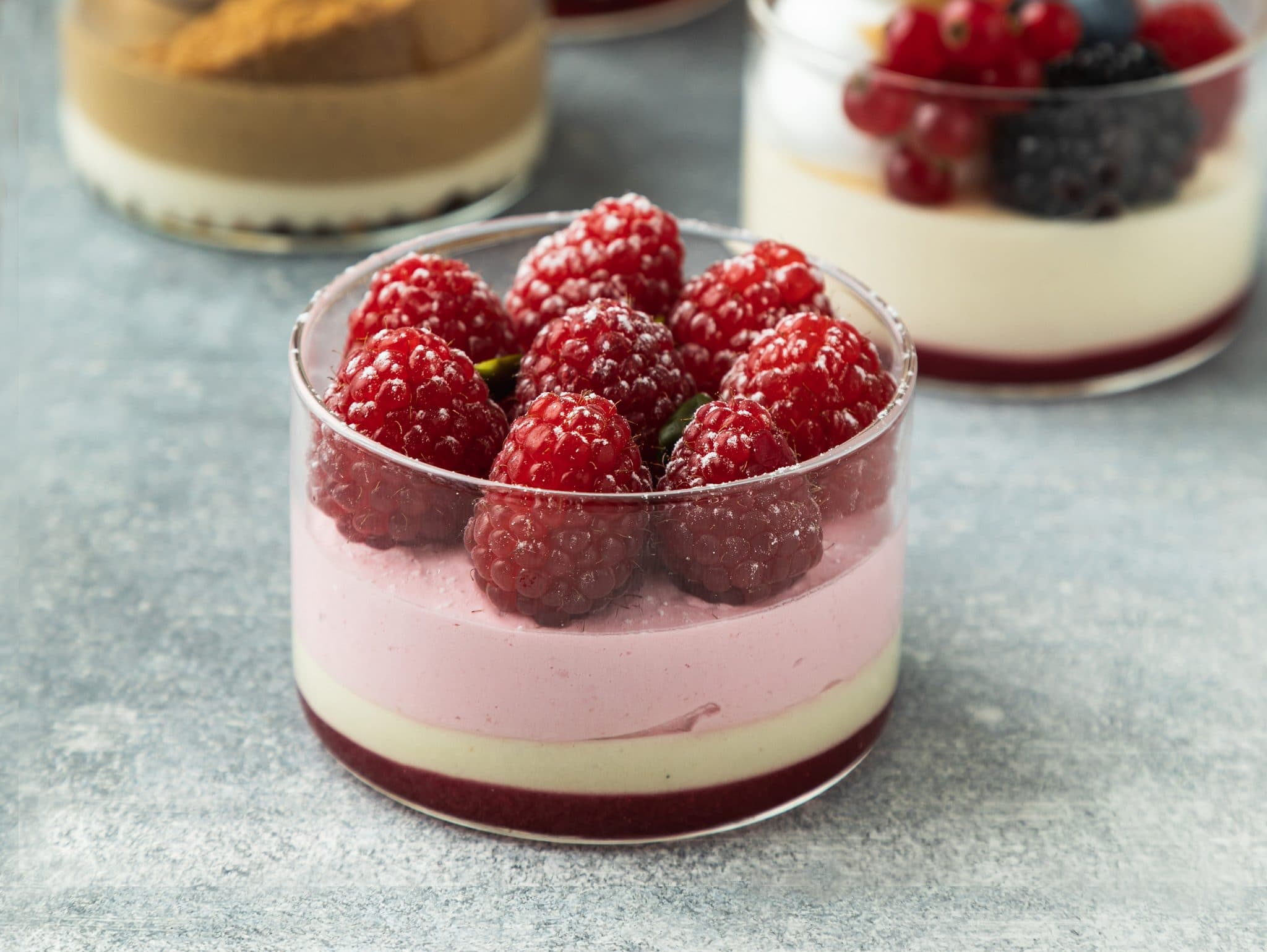 Dessertglaasje met frambozen en pistache