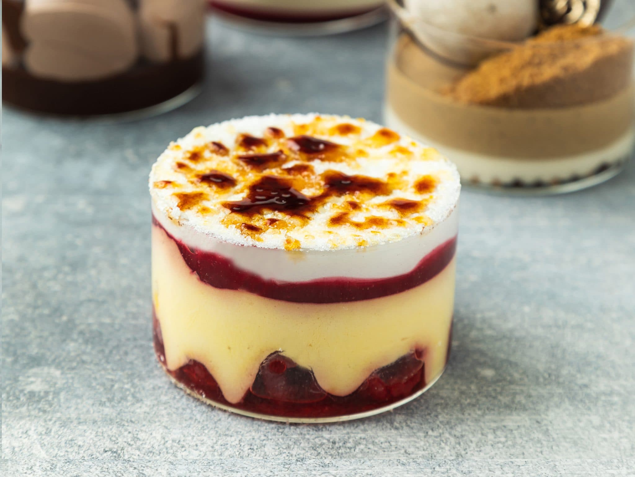 Dessert Royal met Italiaans schuim en frambozen