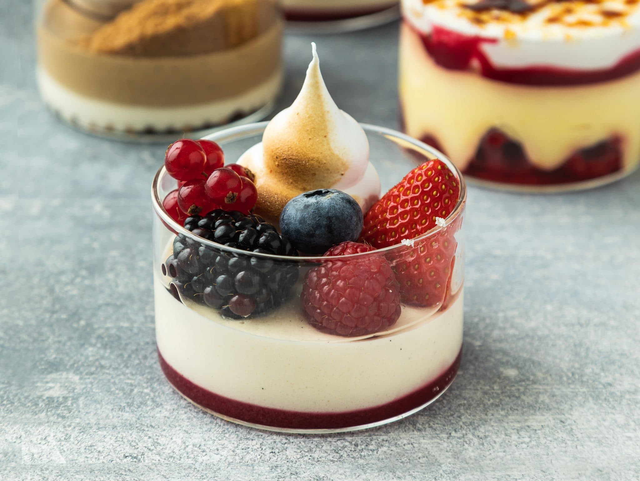 Dessertglaasje met vanillemousse en rode vruchten