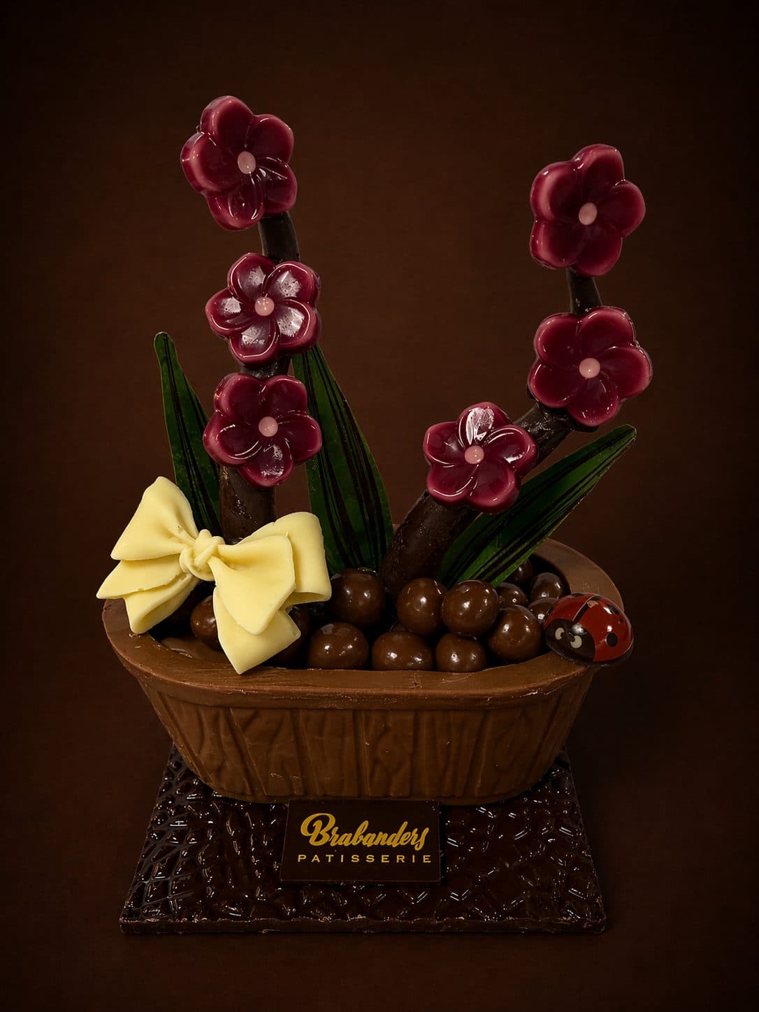 Bloembakje in chocolade met bloemen