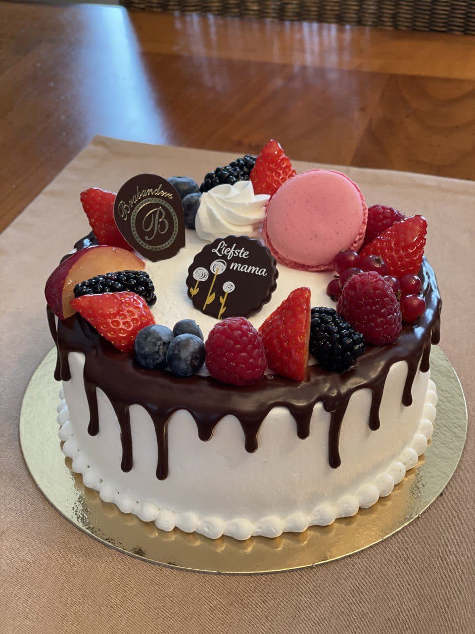 Gateau met rode vruchten voor moederdag