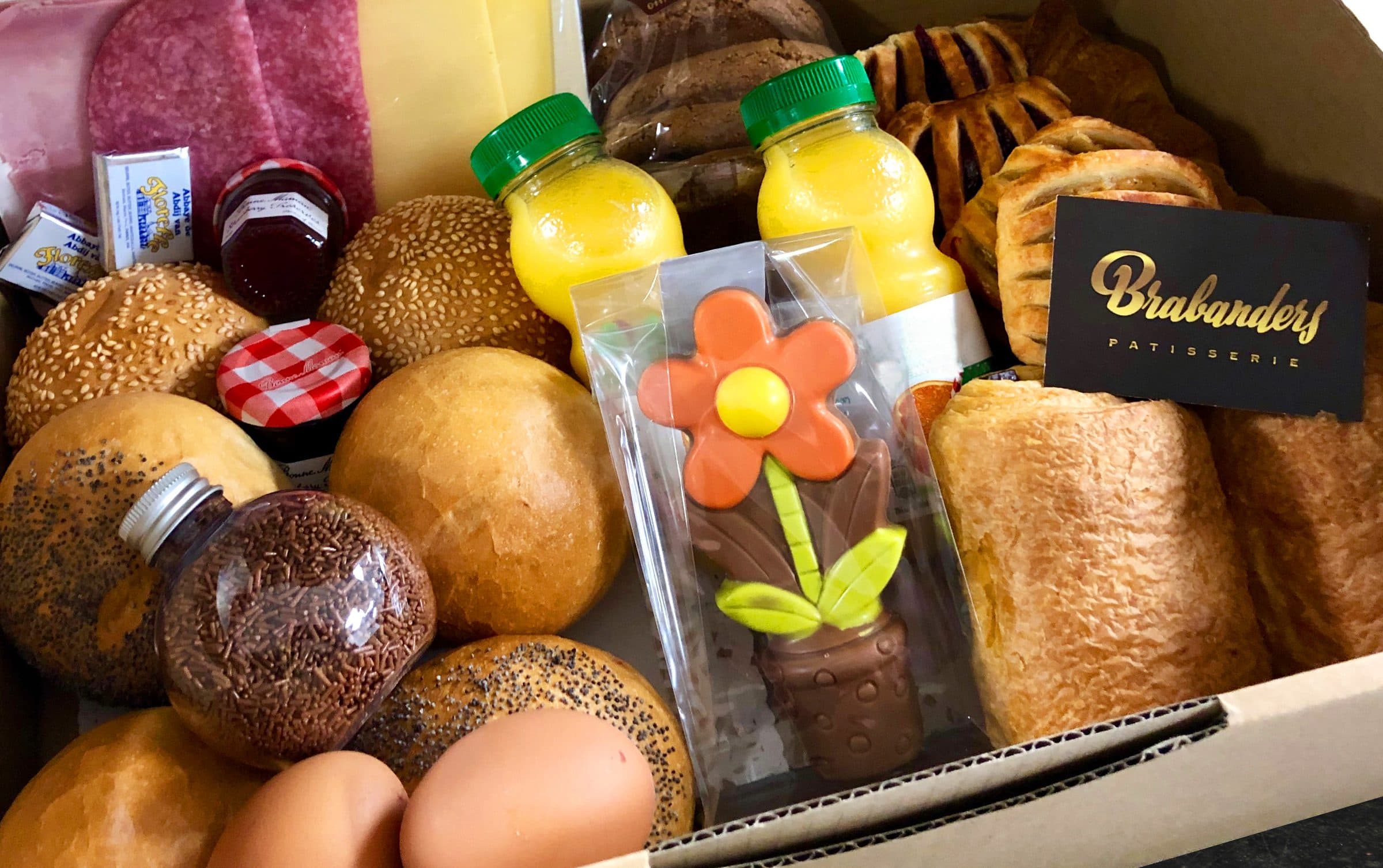 Ontbijtbox met broodjes en fruitsap