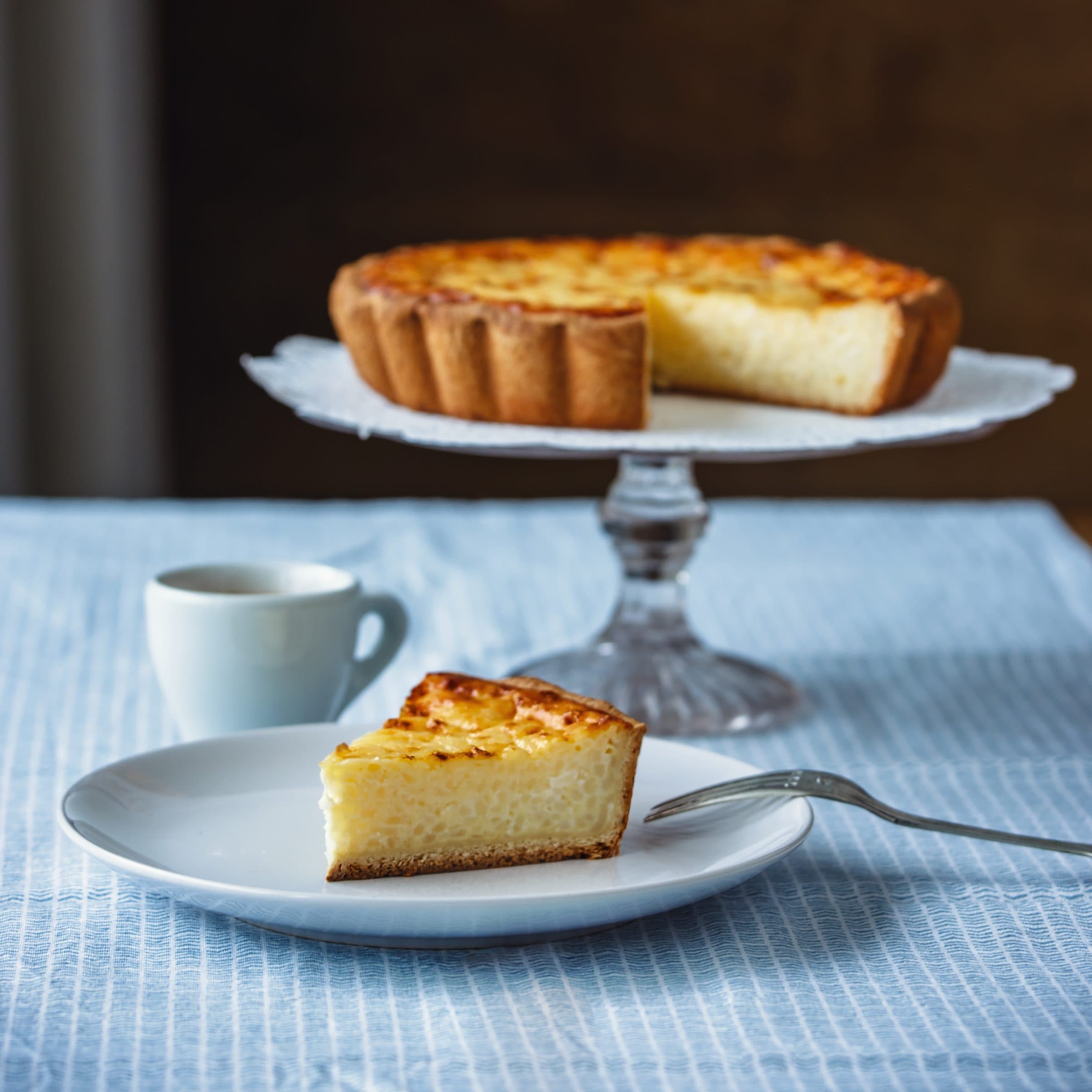 Rijstvlaai met een gesneden stuk