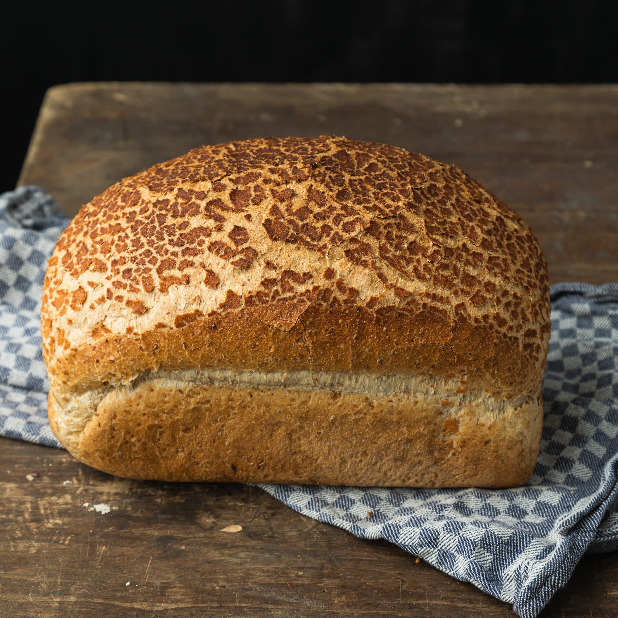 Tijgerbrood op een geruite doek